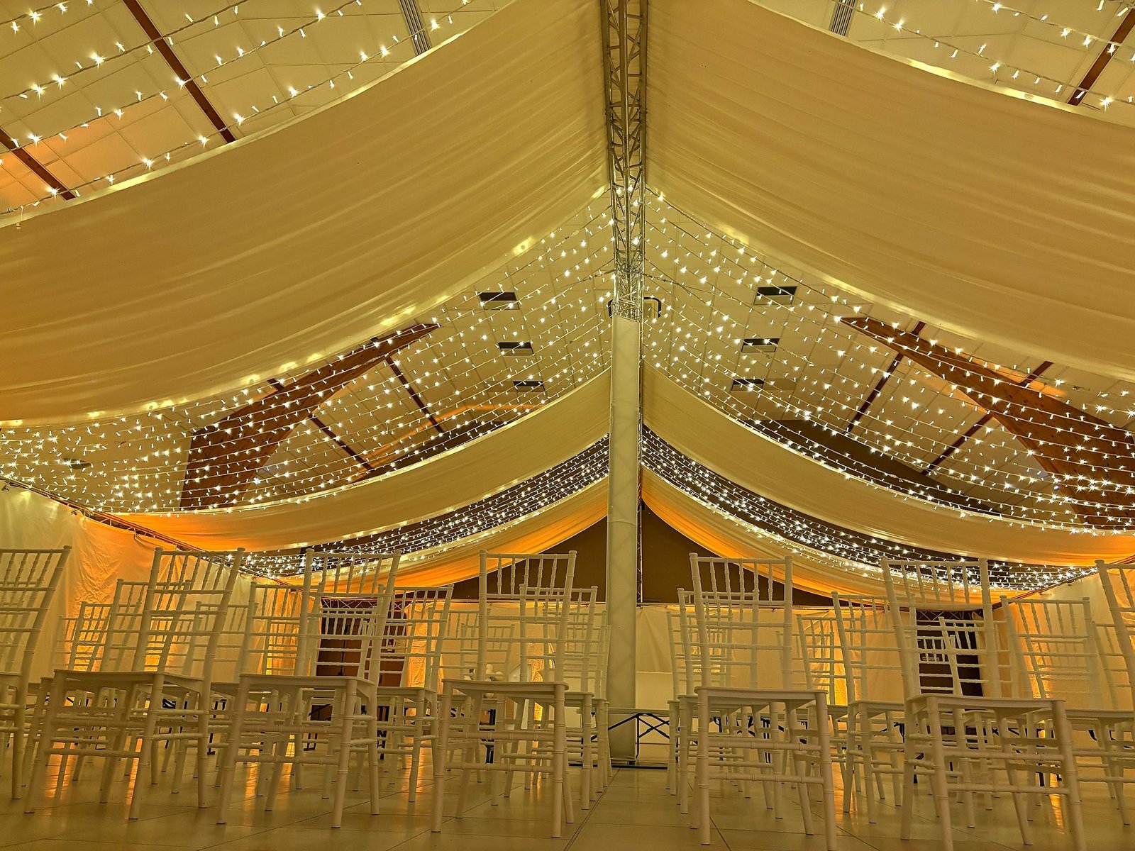 Voile tendu et guirlandes lumineuses sous chapiteau, structure en éventail, décoration de mariage BLK Production