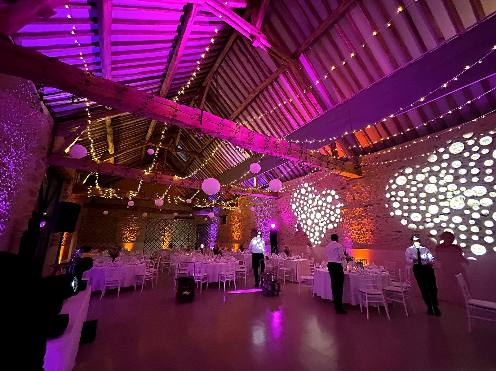 Ambiance de soirée sous ciel étoilé, dancefloor avec jeux de lumière et guirlandes au plafond, BLK Production
