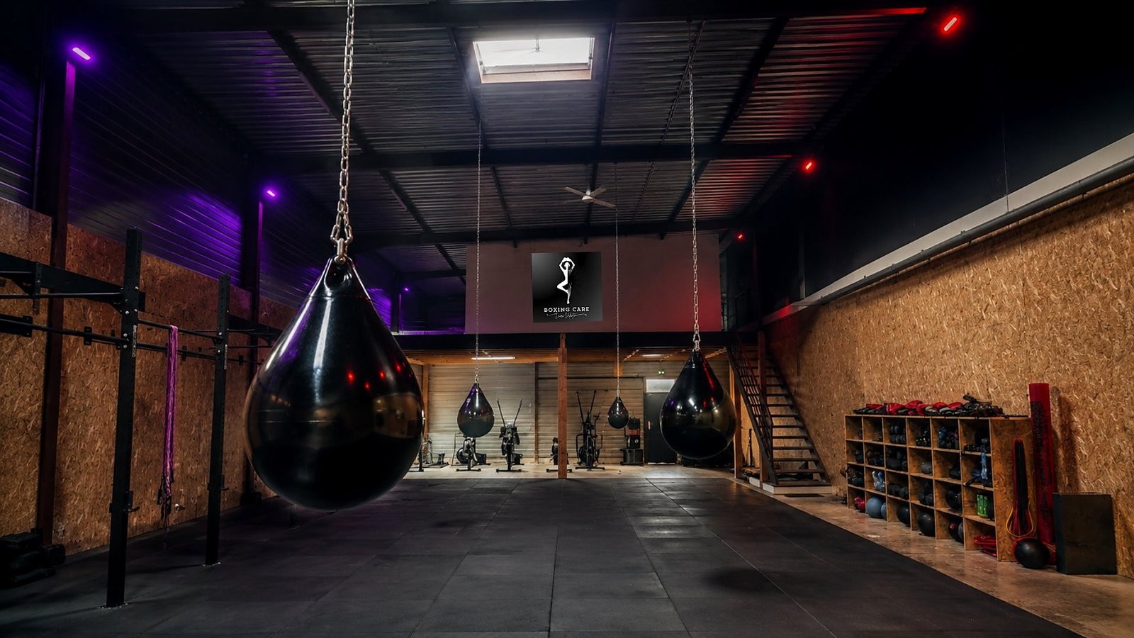 Boxing Care salle de fitness et boxing à Saint-André-les-Vergers, intégration lumières et contrôle DMX par BLK Production, sacs aquabag suspendus, éclairage RGBW Cameo Thunder Wash sur les murs, ambiance violette