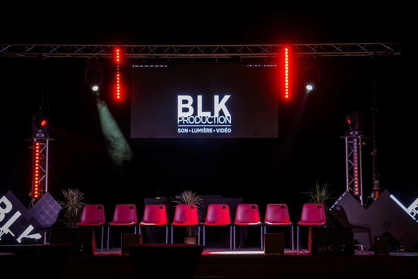 Salle de la Comédie de Saint-Germain décorée pour le réveillon du Nouvel An par BLK Production, ciel de guirlandes lumineuses dorées et scène habillée aux couleurs BLK son lumière vidéo