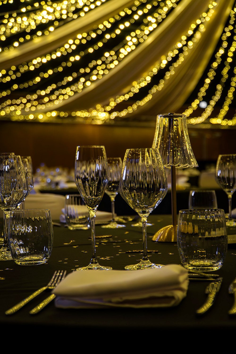 Dressage de table prestige du réveillon du Nouvel An BLK Production, verrerie fine et lumière dorée à la Comédie de Saint-Germain près de Troyes