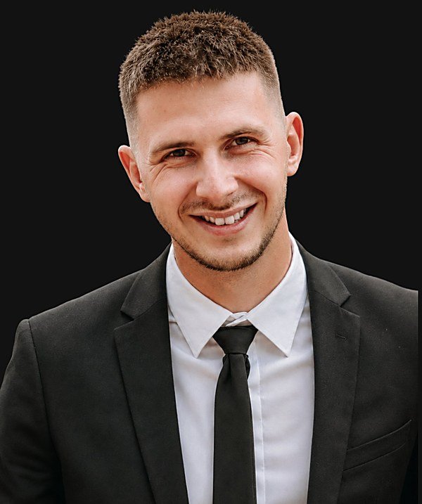 Hugo Verdun, responsable commercial chez BLK Production, portrait professionnel sur fond noir