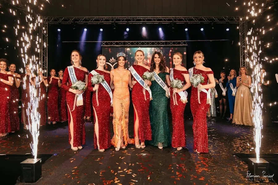 Couronnement de Miss Champagne-Ardenne sur scène, en présence de Miss France 2022, fontaines d'étincelles et confettis