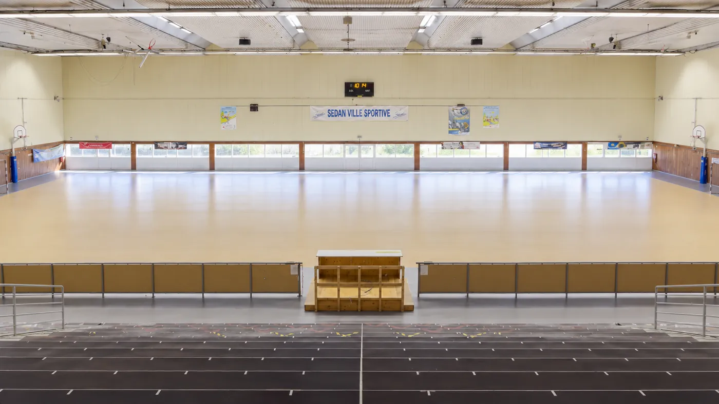 Le gymnase à 10 h 14, vide, parquet et paniers de basket