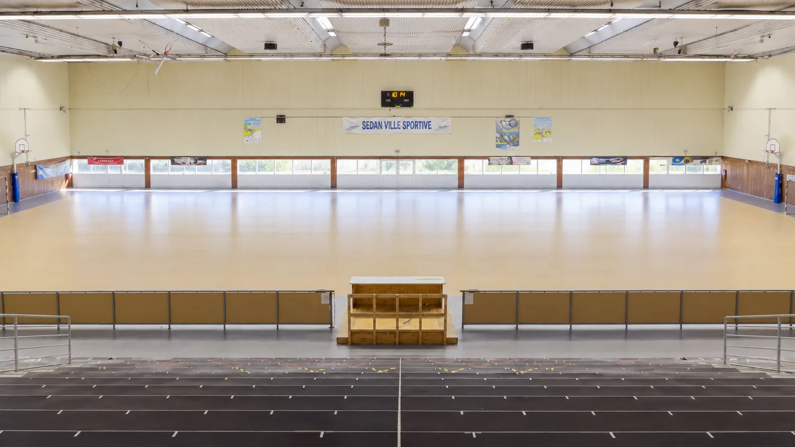 Le gymnase de Sedan à 10 h 14, vide, parquet et paniers de basket