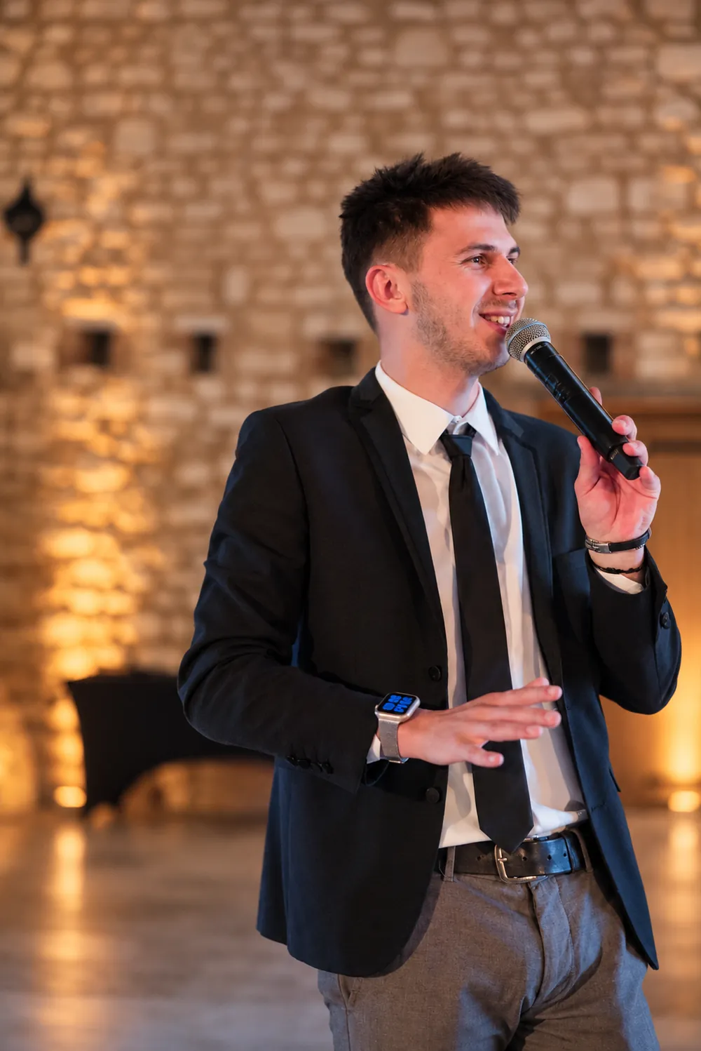 Hugo Verdun, DJ et interlocuteur des mariés chez BLK Production, au micro pendant une soirée de mariage