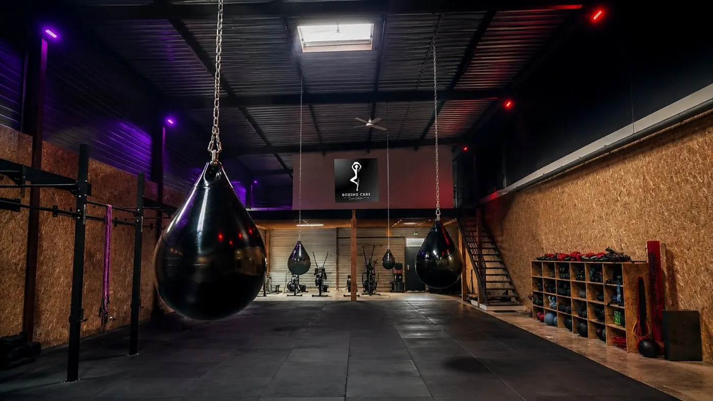 La salle Boxing Care, sacs de frappe et éclairage coloré
