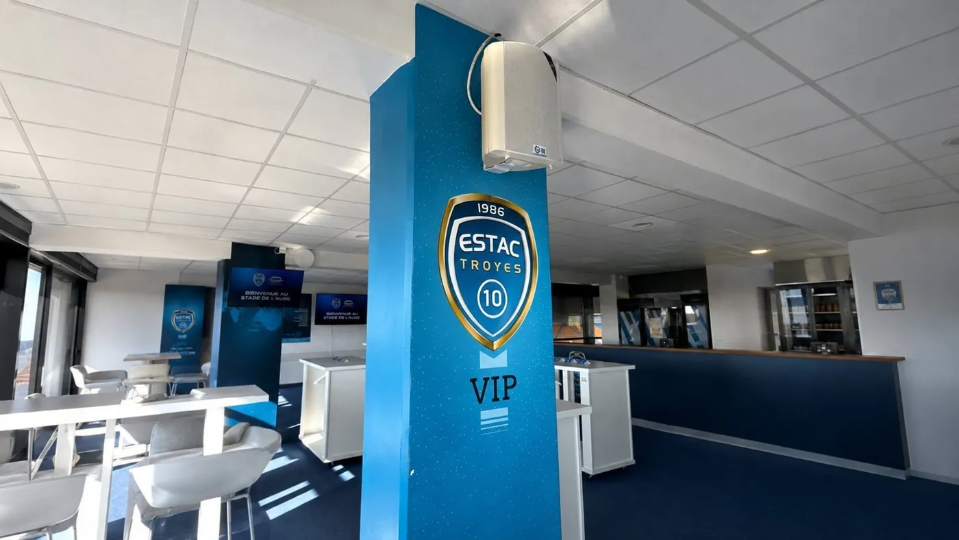 Espace VIP de l'ESTAC au Stade de l'Aube, enceinte fixée sur une colonne aux couleurs du club