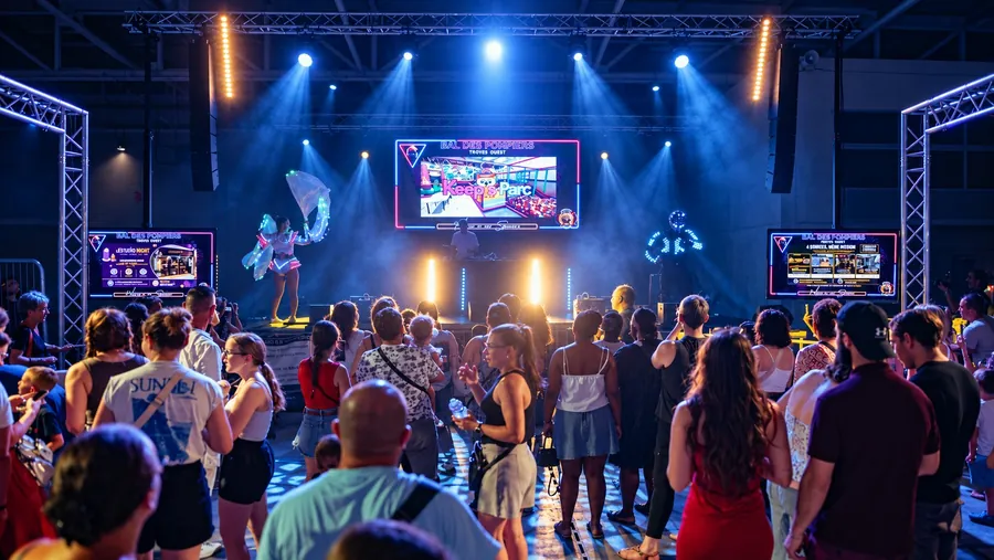 Bal des pompiers, public, écrans et scène