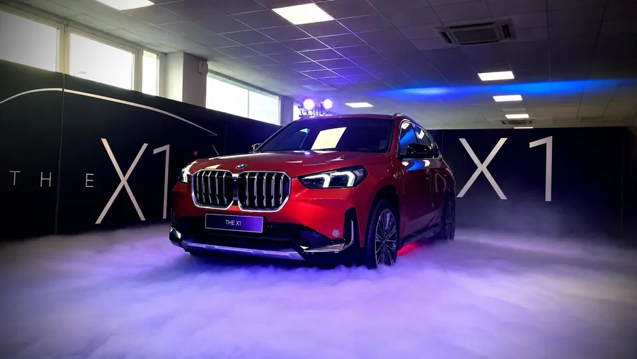 BMW X1 sous fumée lourde et éclairage scénographique