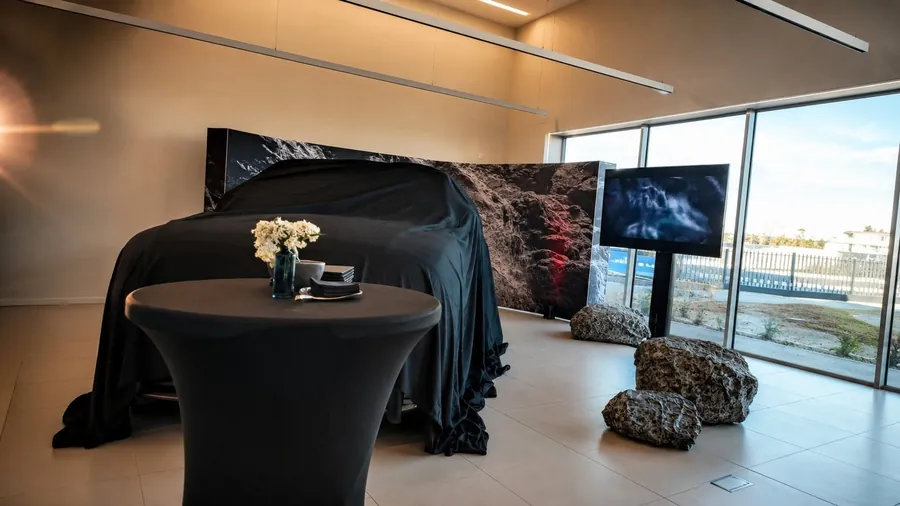 Véhicule sous bâche avant son dévoilement en showroom