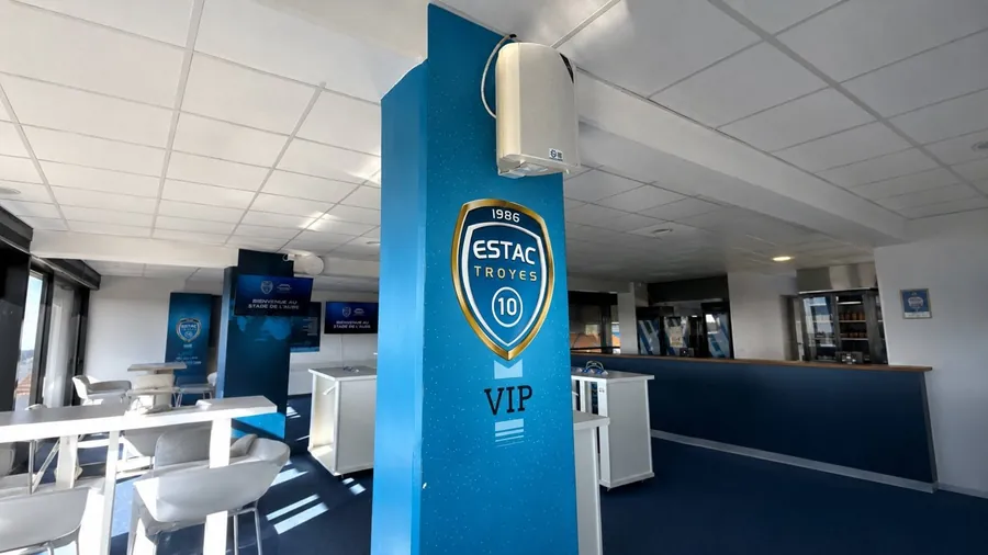 Espace VIP de l'ESTAC, enceinte sur colonne