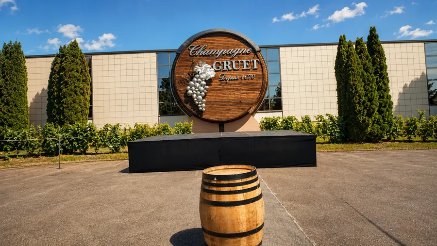 Scène installée par BLK Production devant la maison Champagne Gruet pour les concerts de la Route du Champagne en fête 2024 à Buxeuil