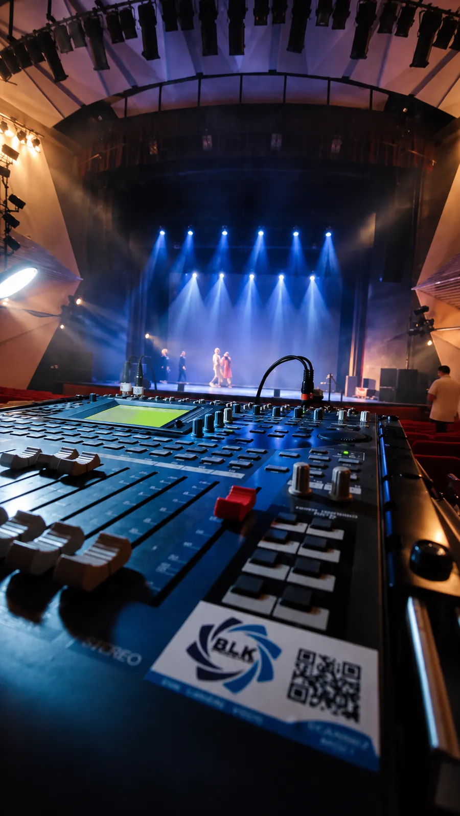 Console de mixage BLK Production en régie, face à la scène d'un théâtre pendant un gala de danse