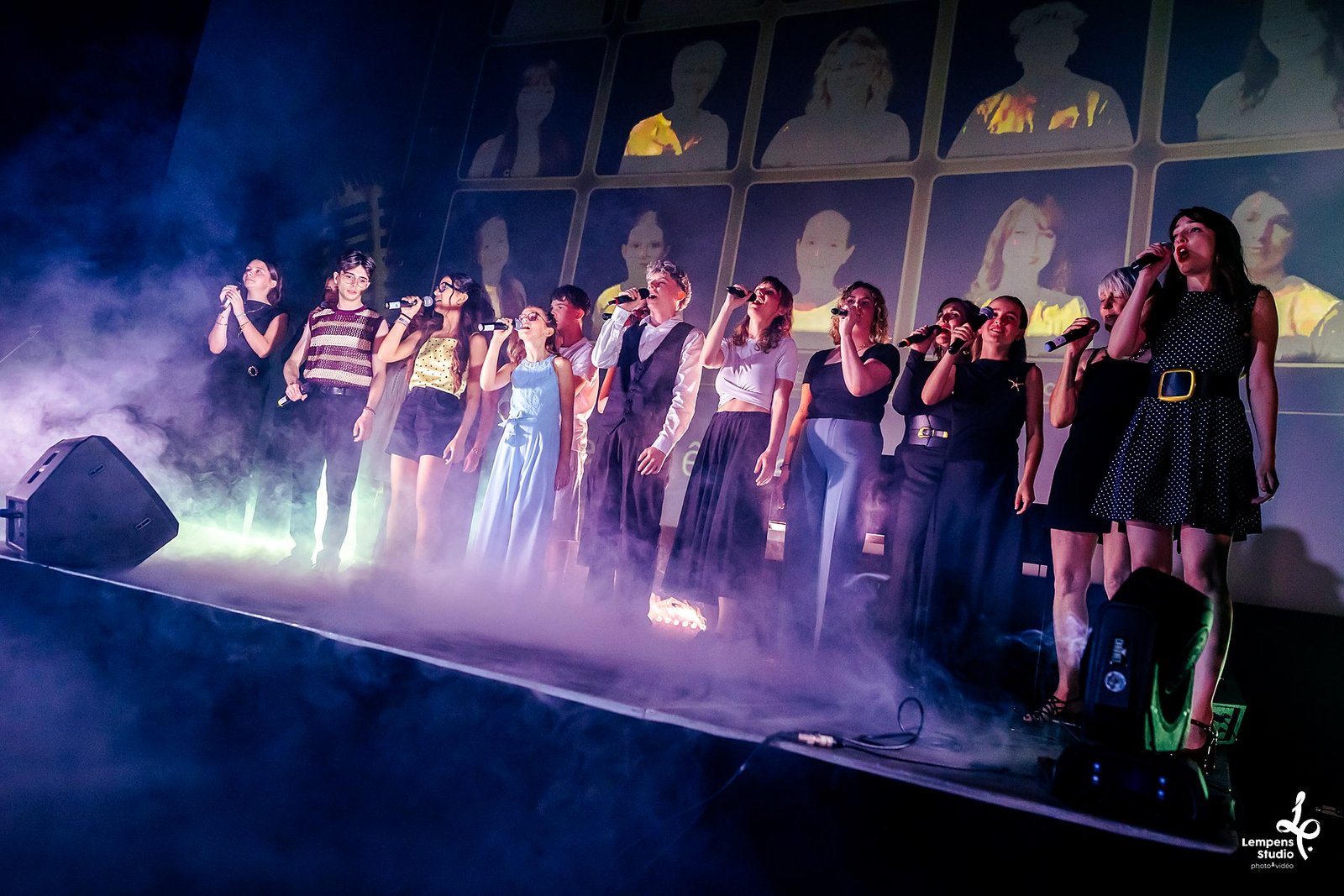 Les 18 finalistes des Voix de l'Aube 2026 réunis sur scène pour le titre d'ouverture de la grande finale au CGR de Troyes, éclairage scénique et portraits des candidats projetés sur écran géant, production BLK Production