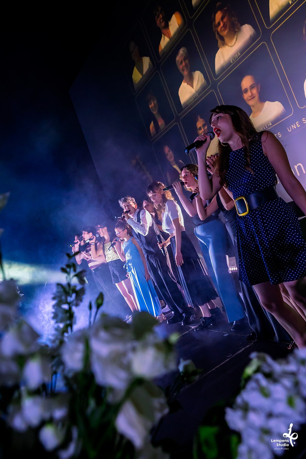 Les finalistes des Voix de l'Aube 2026 chantent ensemble sur la scène de la grande finale au CGR de Troyes, production BLK Production avec éclairage scénique, fumée et portraits des candidats projetés sur écran géant